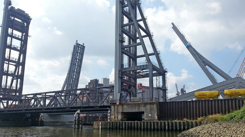 Im Vordergrund ist die alte Rethe-Hubbrücke und im Hintergrund die Neue Rethe-Klappbrücke von Hamburg zu sehen